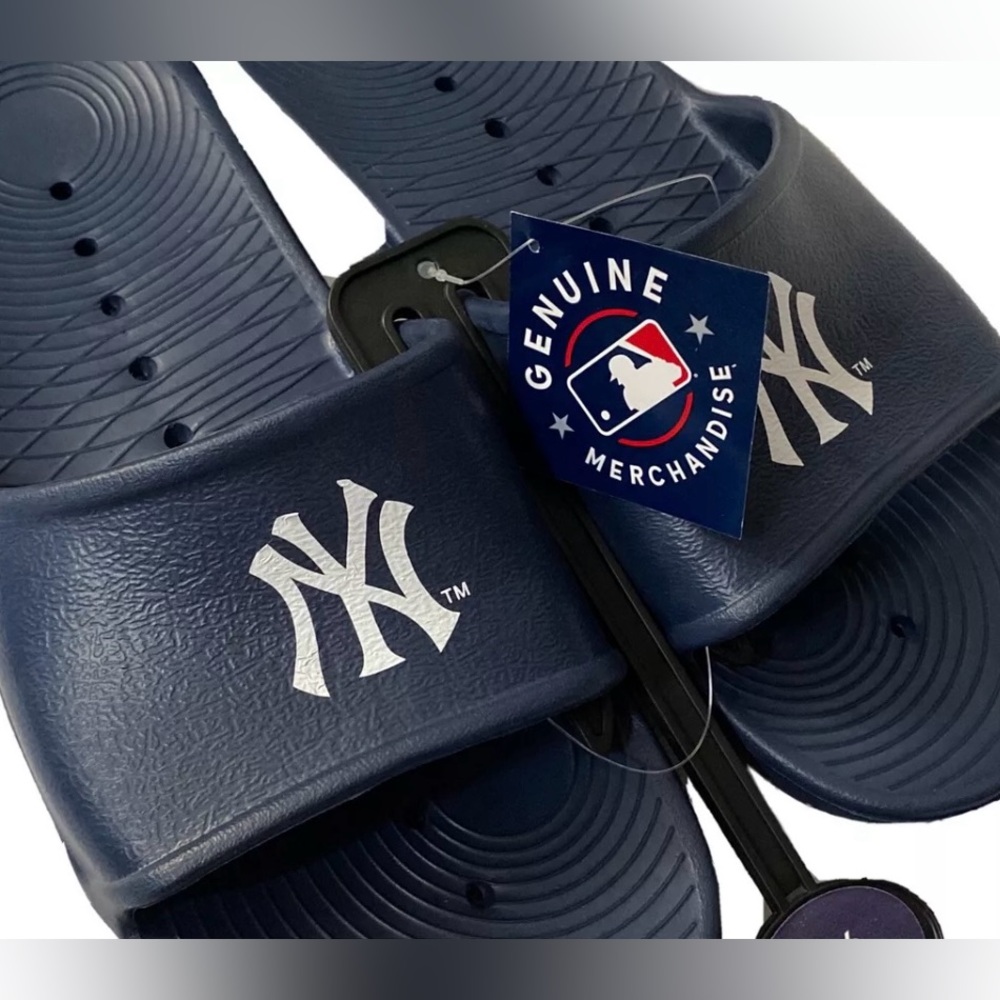 NWT NY YANKEES BEACH SANDALS 7 - 8 MENS BASEBALL DUGOUT HOME SLIPPERS